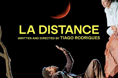 Poster for the play La Distance by Tiago Rodrigues, showing actors on a rocky stage against a black background with a red crescent moon.